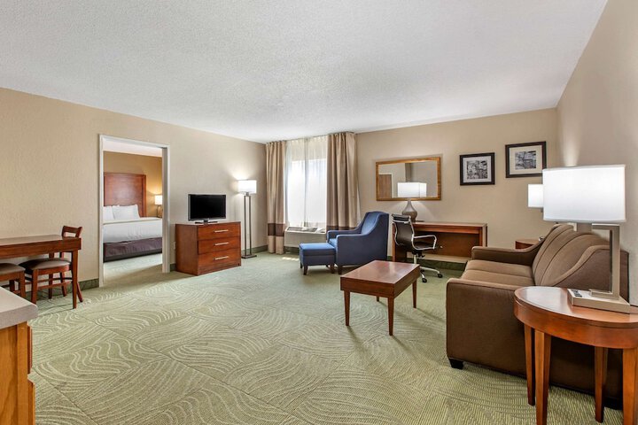 1 King Bed (2 of 18)