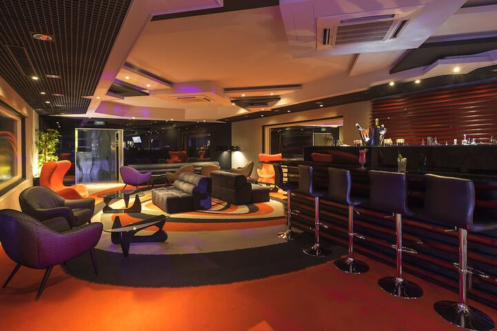 Lounge 34 of 43