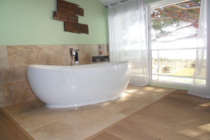 Deep soaking bathtub