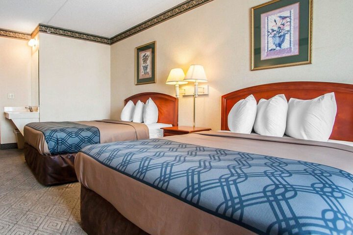 2 Queen Beds (6 of 7)