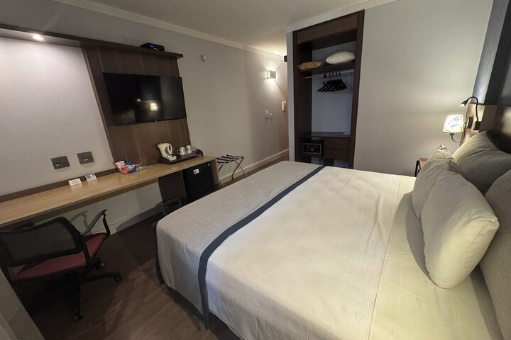 Room 6 of 42