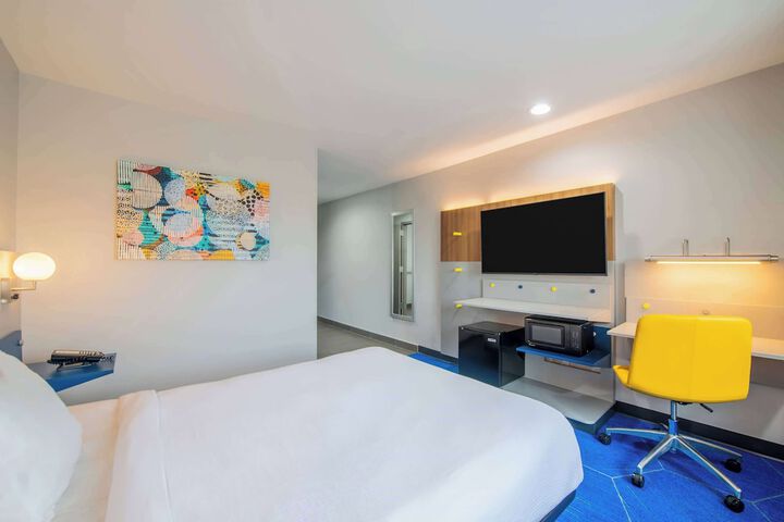 1 Queen Bed (7 of 14)