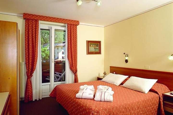 Room 9 of 19