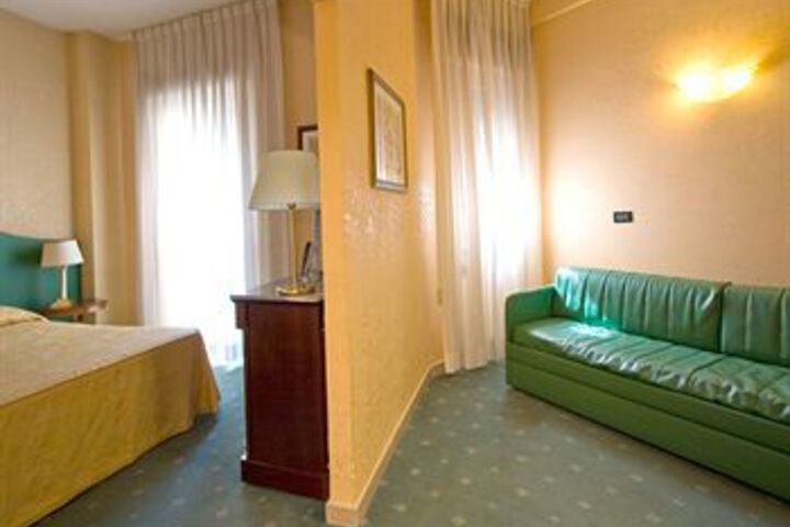 Room 7 of 12