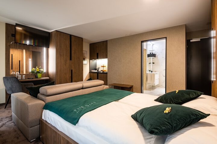 Room 7 of 32