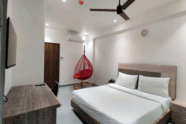 Room 5 of 11