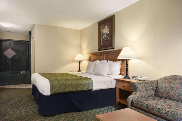 1 King Bed Business Room (1 of 10)