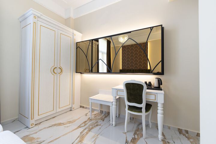 Room 6 of 28