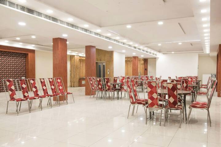 Ballroom/Hall 29 of 32