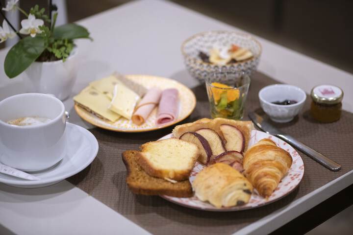 Breakfast/Coffee Service 31 of 36