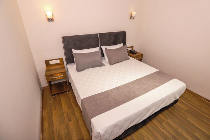 Room 6 of 33