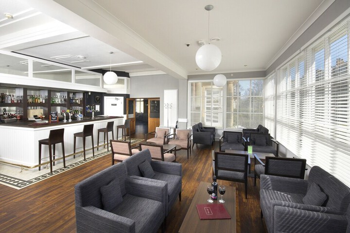 Lounge 43 of 62
