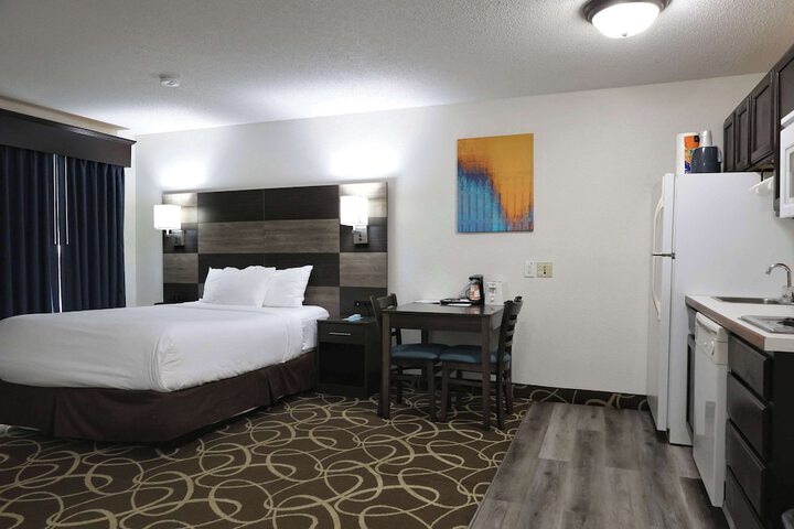 1 Queen Bed Efficiency Suite (7 of 54)