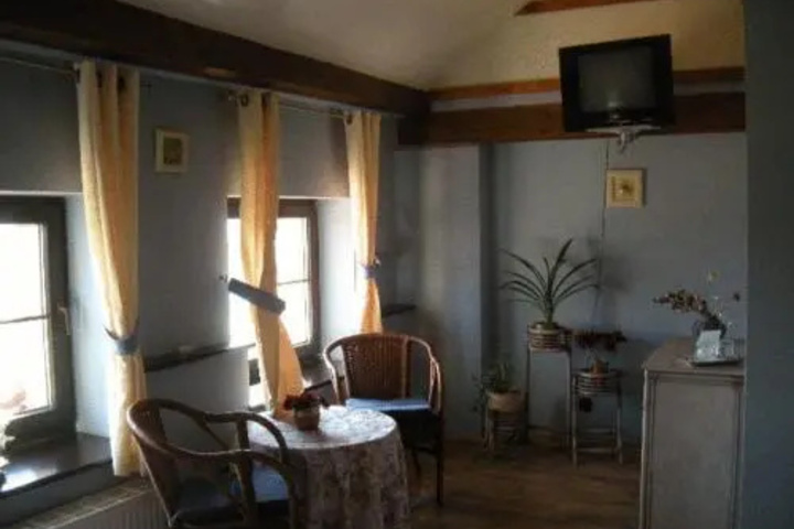 Room 6 of 13