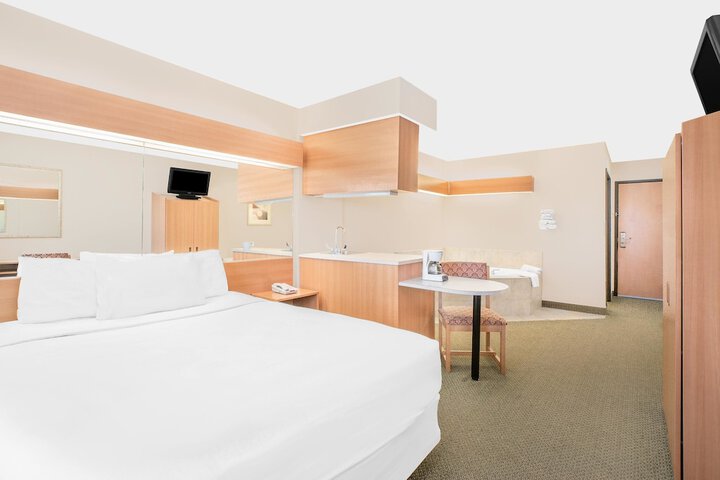 1 Queen Bed (16 of 16)