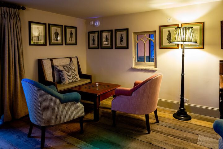 Lounge 102 of 122