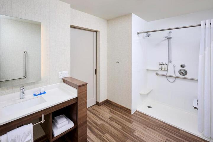 Standard Room, King or Two Doubles (2 of 5)