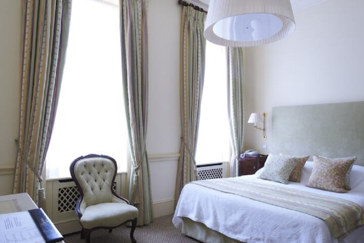 Room 4 of 107