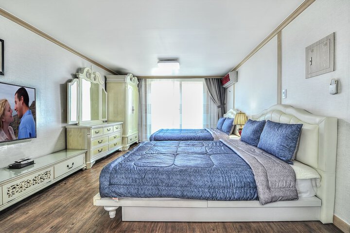 Room 6 of 37