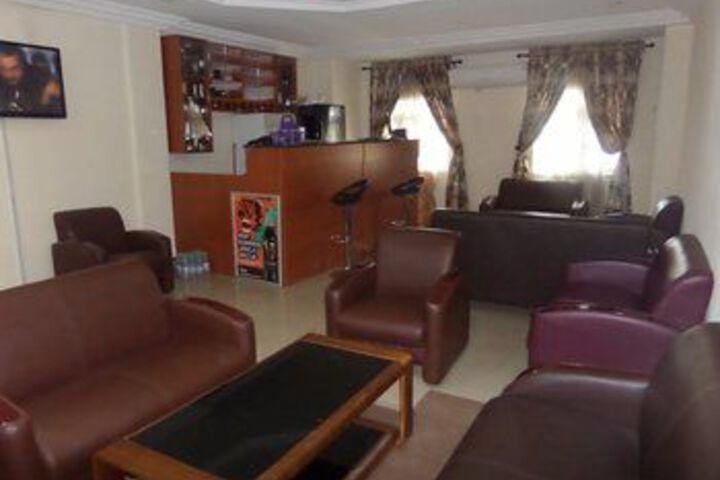 Lounge 36 of 43
