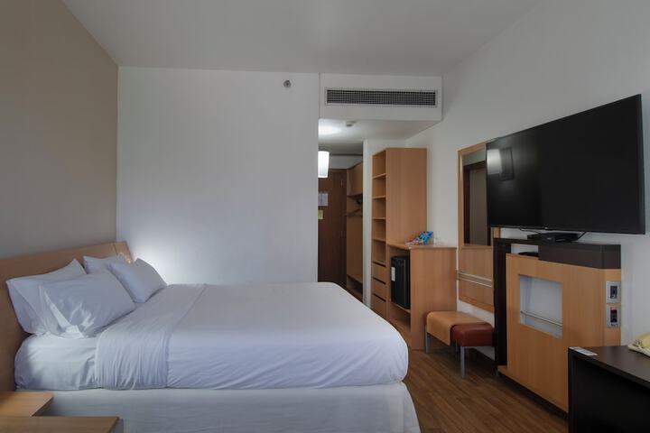 Room 28 of 108
