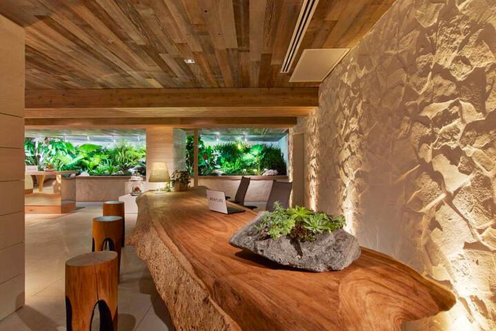 Concierge desk