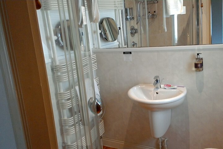 Room 10 of 62