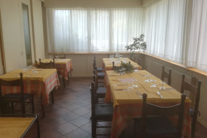 Dining 16 of 30