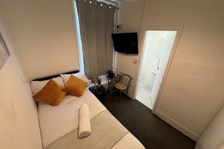 Room 6 of 38