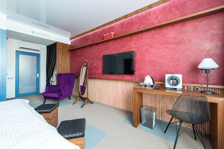 Room 6 of 8