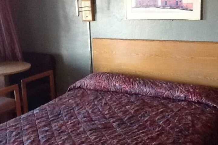 Room 4 of 28