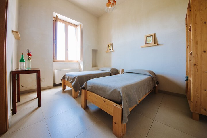 Room 2 of 25