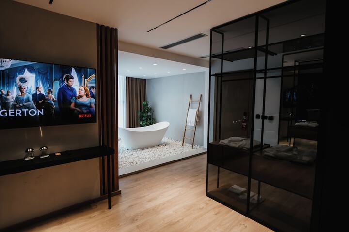 Room 17 of 27