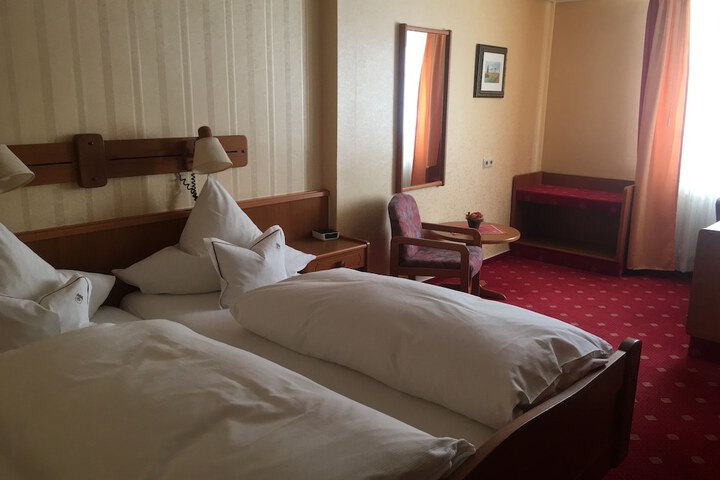 Room 3 of 27
