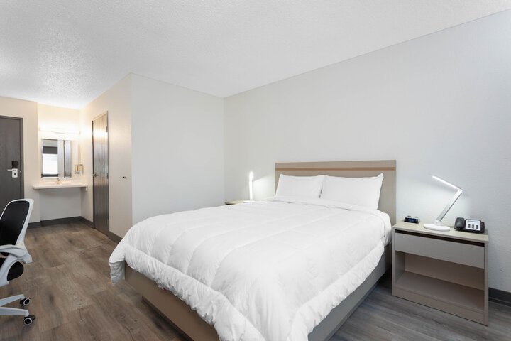 1 Queen Bed (13 of 18)