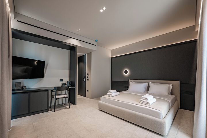 Room 7 of 104