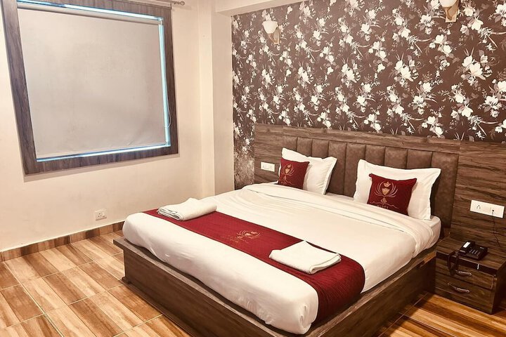 Room 7 of 12