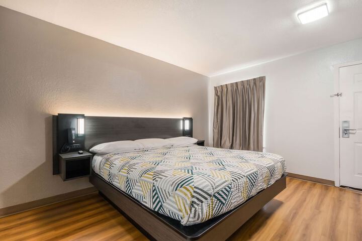 Room 6 of 28
