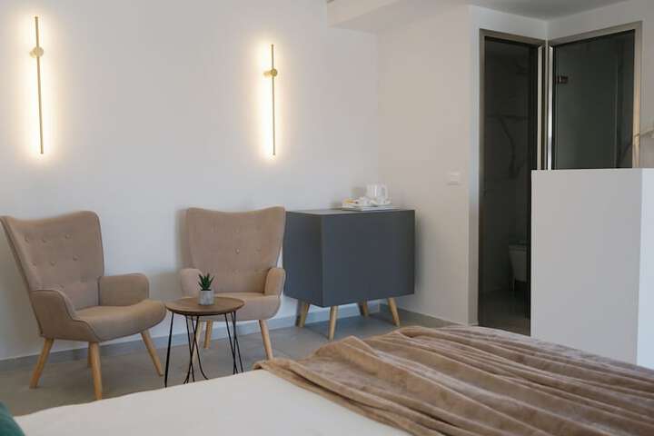 Room 43 of 184