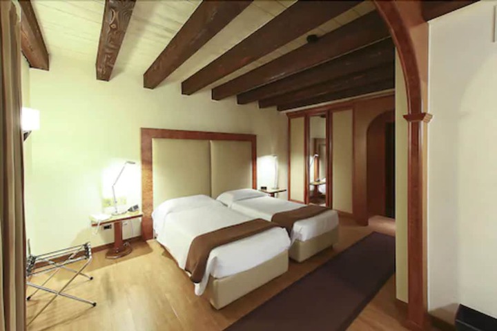 Room 3 of 68