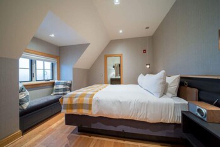 Room 11 of 18
