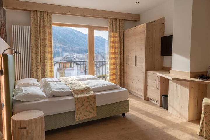 Room 5 of 33