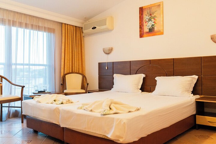 Room 11 of 25