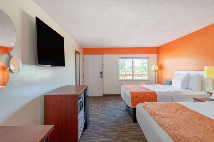 2 Queen Beds Accessible (11 of 12)
