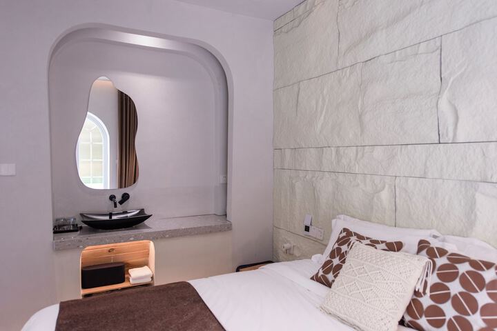 Room 52 of 150