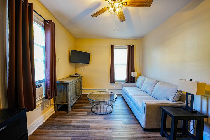 1 Queen Bed (16 of 40)