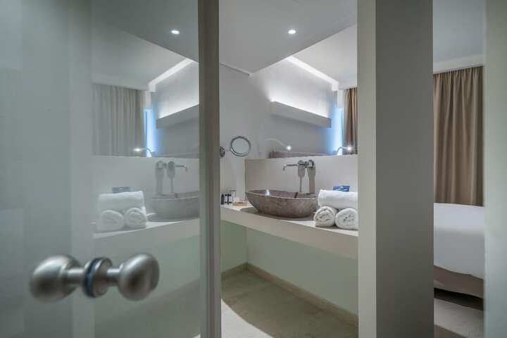 Room 17 of 38