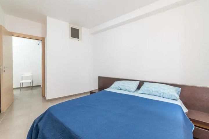 Room 5 of 12