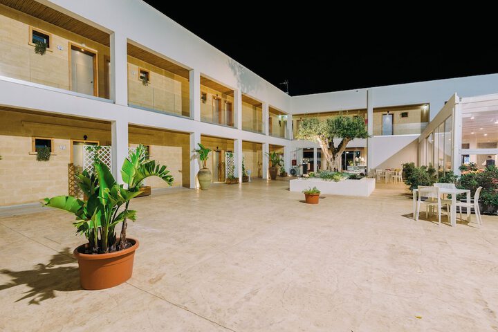 Hotel Exterior 83 of 89