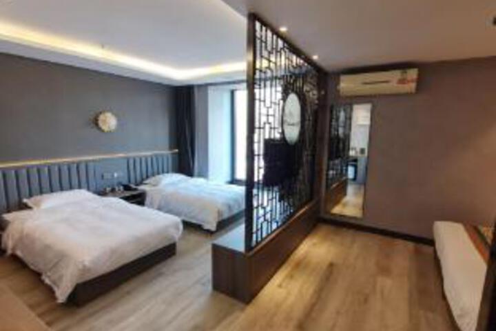 Room 16 of 18